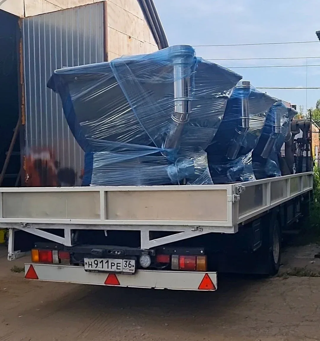 Чаны в защитной упаковке на борту автомобиля перед отправкой