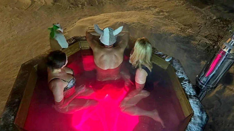 Зимний вечер в тёплой воде.