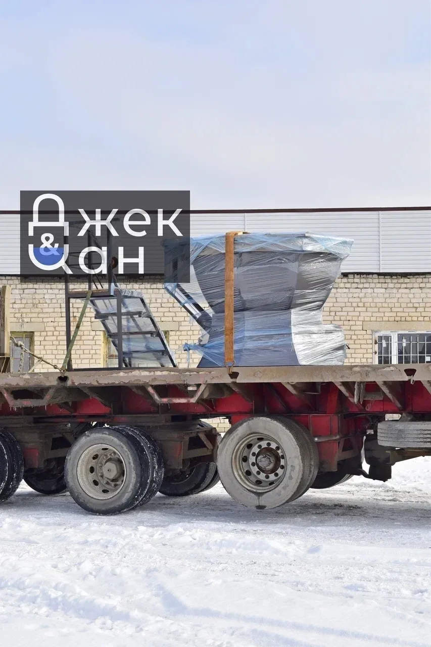Упакованный чан с лестницей закреплён на платформе грузового автомобиля