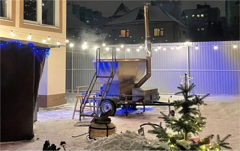 Чан с подсветкой в зимней зоне отдыха.